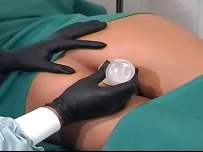 سنہرے بالوں والی اپنے کولہوں کو ہلا رہی ہے۔