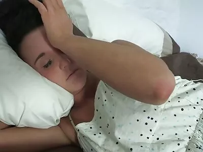 نوعمر سنہرے بالوں والی ایک مرگا چوستا ہے