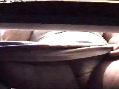 سنہرے بالوں والی اس کے cunt میں ایک dildo