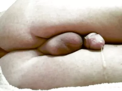 موٹی عورت ایک ڈک سنبھال رہی ہے۔