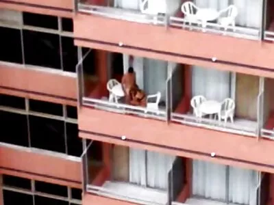 تولیہ کے ساتھ خوبصورت سنہرے بالوں والی بیوی کو ایک بلو جاب کا جہنم بناتا ہے پھر بھاڑ میں جاؤ، لطف اندوز