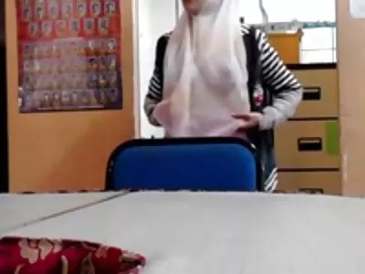 خوبصورت بالغ سنہرے بالوں والی گرل فرینڈ ایک پارٹی کے بعد اتوار کی رات ایک سیاہ مرگا چوسنا