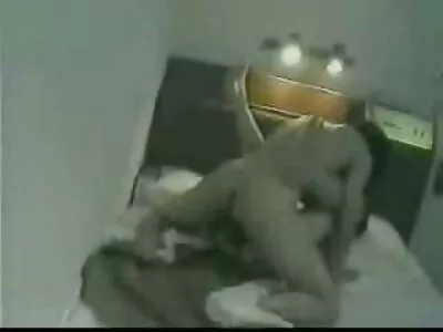 فٹ عورت اپنی سخت گدی کو ہلاتی ہے۔