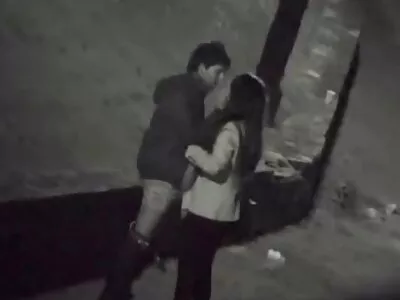 اوپر بھاری سنہرے بالوں والی سٹرپس ننگی