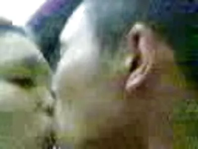 بڑی چھاتی والی عورت غسل کرتی ہے۔