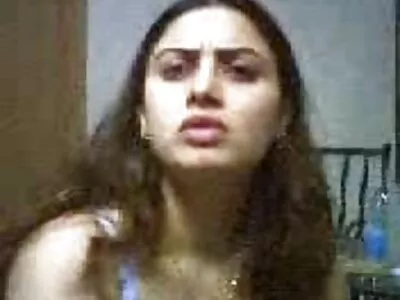 ایک چوزہ سخت مرغ پر ہے۔