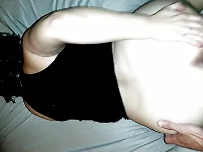 Brunette انگلیاں اس کی بلی