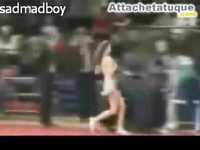 سیکسی بیمبو اپنی چھاتی دکھا رہی ہے۔