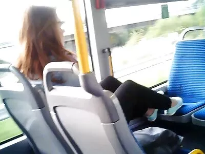 Brunette GF اسے خوش کر رہی ہے۔