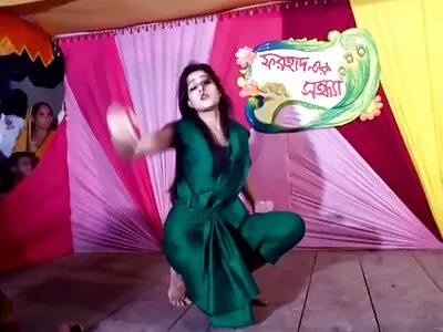 اتنی خوبصورت برونیٹ گرل فائنڈ اس گرم ویڈیو کو بنانے کے لیے چہرے کا کم شاٹ چاہتی ہے، لطف اٹھائیں۔