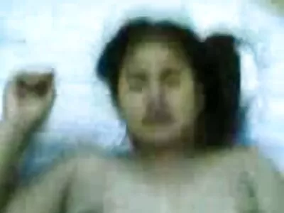 ایک brunette ایک سخت مرگا کو سنبھالتا ہے