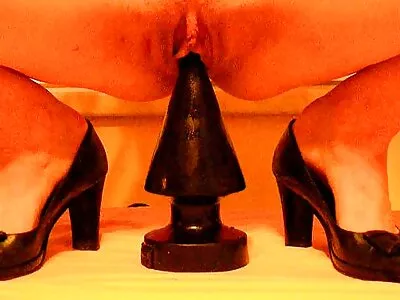 Frisky بلی نائٹ کلب کے ٹوائلٹ میں بھاڑ میں جاؤ