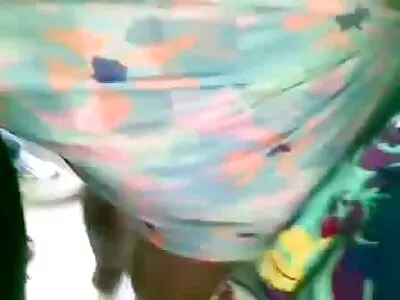 سنہرے بالوں والی اس کے منہ کے ساتھ اس کے پریمی سہ بناتا ہے