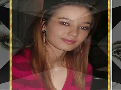 چھوٹی چھاتی کے ساتھ سنہرے بالوں والی نوعمر لنڈ چوس رہی ہے۔