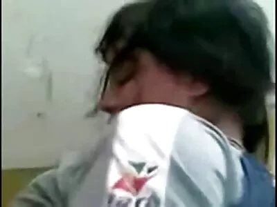 بالوں والی بلی کو کچھ انگلی کی ضرورت ہے۔