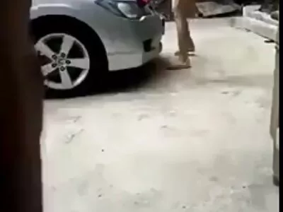 بیبی ہمارے سامنے اپنی بڑی چھاتی ہلاتی ہے۔