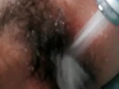 ناقابل یقین حد تک پیاری لڑکی ایک اچھا گرم غسل کرتی ہے۔