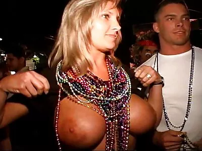 Busty بیب اپنی مہارت دکھاتی ہے۔