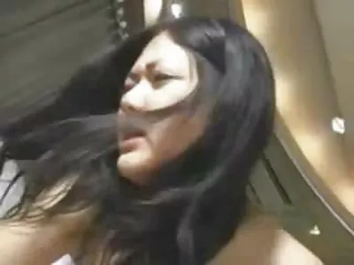 گرم brunette ایک دھچکا کام دیتا ہے