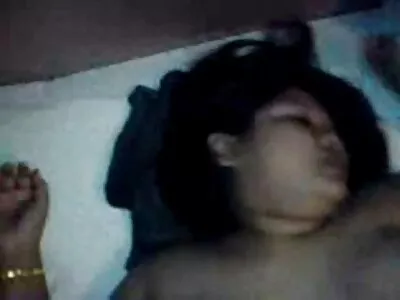 سرخ بال اپنی ٹانگیں کھولتا ہے۔
