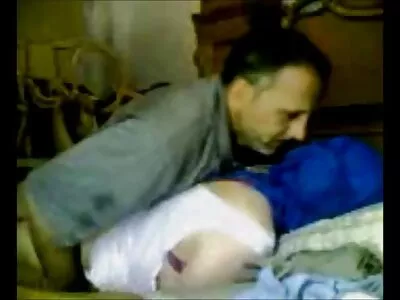 مضبوط چھاتی کے ساتھ ٹین کی لکیر والا بچہ