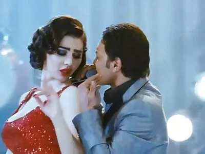 اتنی خوبصورت بیوی سوئنگر ری یونین ہاؤس میں دو لڑکوں کے ساتھ ویڈیو بنا کر مذاق کر رہی ہے۔