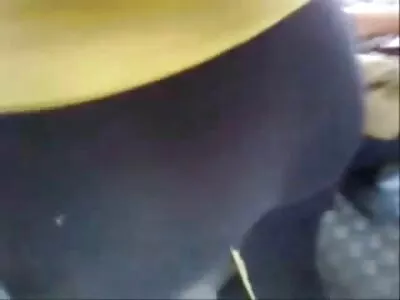 دو لوگ بستر پر گرم چیزیں کر رہے ہیں۔