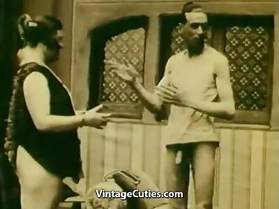 ہم جنس پرست لڑکیوں کی ایک ساتھ گروپ سیکس ہوتی ہے۔