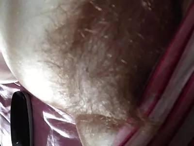 Brunette اس کے بڑے dildo چاٹتے ہیں
