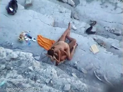 ایک سرخ بالوں والا بچہ چشمہ لگا کر کیمرہ پر ہارڈکور میں آتا ہے۔