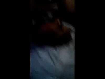 لمبے بالوں والا بچہ لمبا ڈلڈو استعمال کر رہا ہے۔