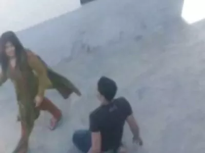 چھوٹے بالوں والے نوجوان اسے پیچھے سے لے رہے ہیں