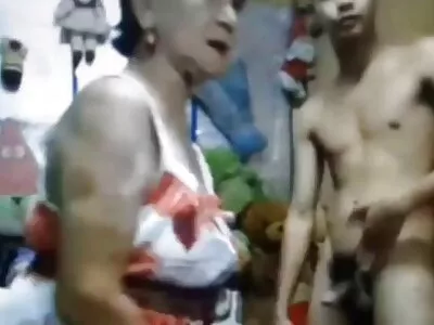 سنہرے بالوں والی نوعمر بلو جاب کرتی ہے اور مقعد جنسی تعلق رکھتی ہے۔