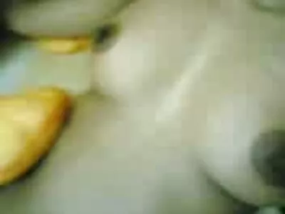دو لڑکیاں ایک لڑکے کی دیکھ بھال کرتی ہیں۔