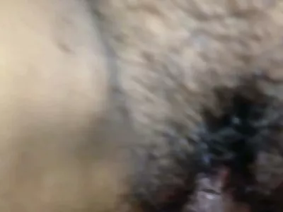 خوبصورت شیشے کے ساتھ ایک brunette اس کی cunt باہر بھرتا ہے
