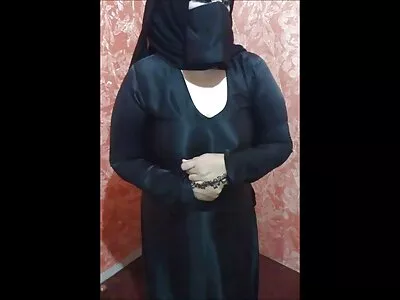 ملف ٹانگیں پھیلاتا ہے اور بھری ہوئی بندوق سے بھرا ہوا ہے۔