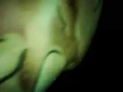 عورت ایک dildo کے ساتھ کھیل رہی ہے