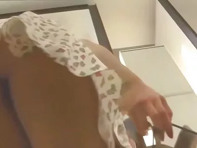 شرارتی لڑکی اپنی پچھواڑے میں چیزیں ڈالتی ہے۔