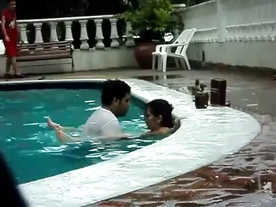ایک ہوٹی اس کے گیلے ہونٹوں کو رگڑتی ہے۔