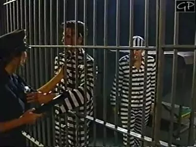 پیاری سنہرے بالوں والی ، کھلونوں سے کھیلنے سے پہلے